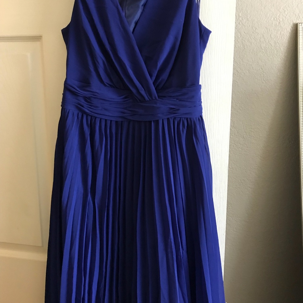 Dresses - Picture 5 of 6